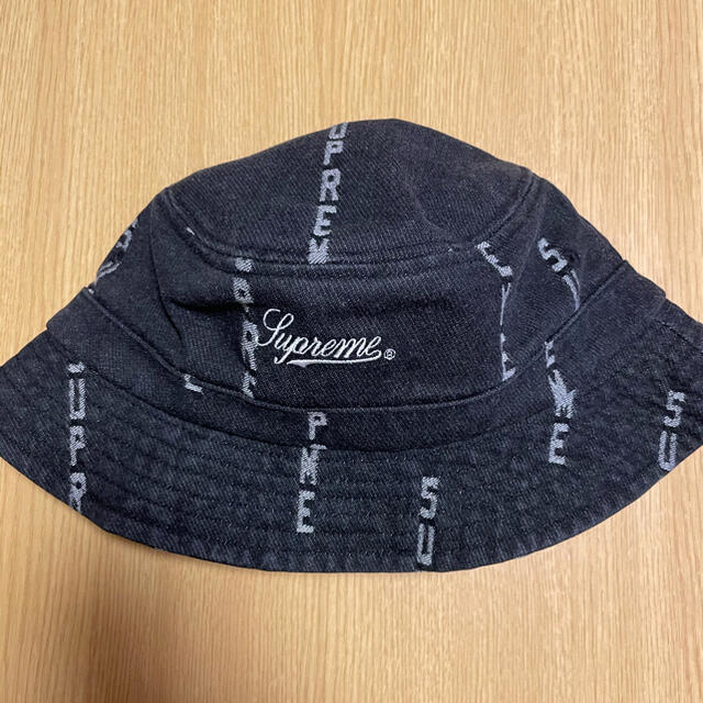 Supreme(シュプリーム)のLogo Stripe Jacquard Denim Crusher Black メンズの帽子(ハット)の商品写真