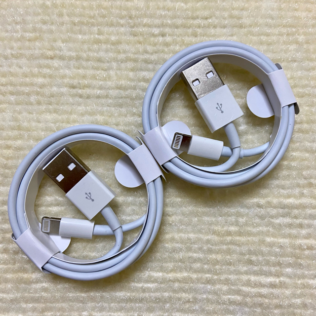 Apple(アップル)のiPhoneライトニングケーブル  充電器1メートル2本 スマホ/家電/カメラのスマートフォン/携帯電話(バッテリー/充電器)の商品写真