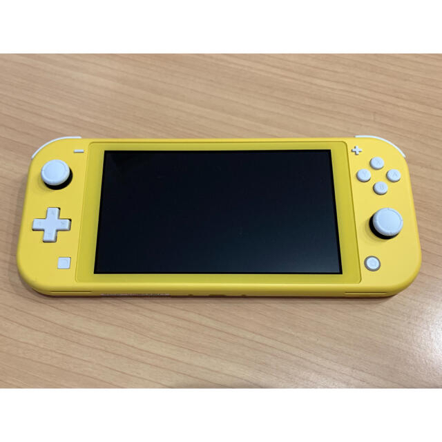 Nintendo Switch(ニンテンドースイッチ)のNintendo Switch Lite イエロー エンタメ/ホビーのゲームソフト/ゲーム機本体(携帯用ゲーム機本体)の商品写真