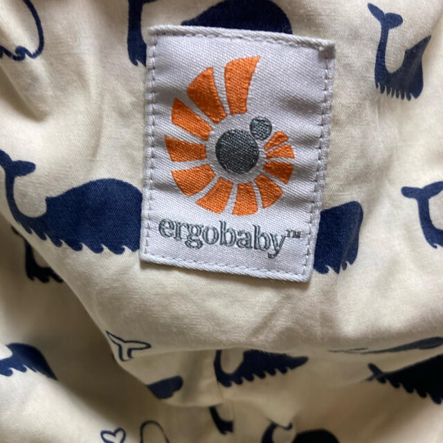 Ergobaby(エルゴベビー)の【お値下げしました】エルゴベビー 抱っこ紐 クジラ柄 キッズ/ベビー/マタニティの外出/移動用品(抱っこひも/おんぶひも)の商品写真