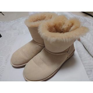 アグ(UGG)の新品未使用 UGG リボン オフホワイト(ブーツ)