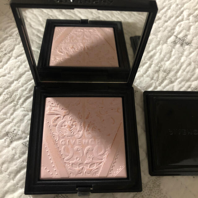 GIVENCHY(ジバンシィ)のGivenchy Poudre Lumiere Originelle コスメ/美容のベースメイク/化粧品(フェイスパウダー)の商品写真