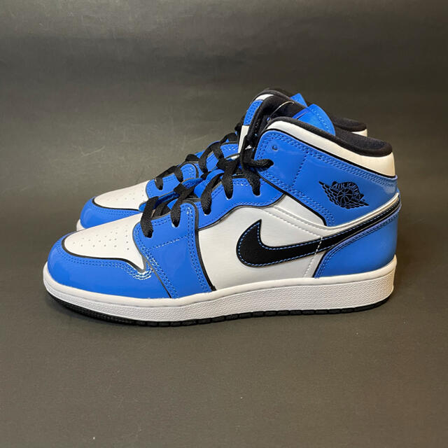 NIKE(ナイキ)のNIKE AIR JORDAN 1 MID SE GS SIGNAL BLUE  レディースの靴/シューズ(スニーカー)の商品写真