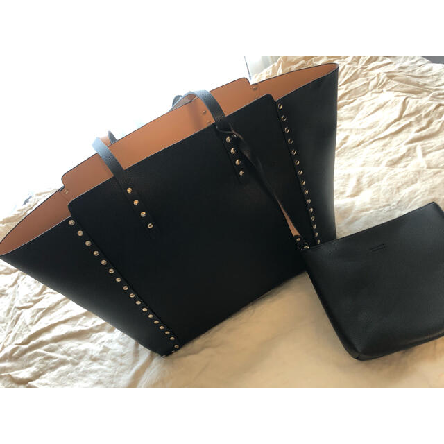 ZARA(ザラ)のZARA  ポーチ付スタッズラージトート　ショルダー可　リバーシブル⭐︎　 レディースのバッグ(トートバッグ)の商品写真