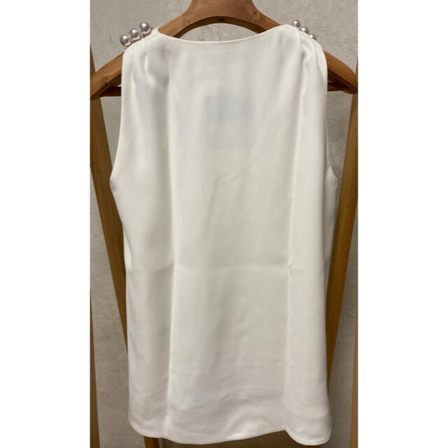 TOMORROWLAND(トゥモローランド)のYOKO CHAN パールノースリーブ ブラウス ホワイト38サイズ レディースのトップス(シャツ/ブラウス(半袖/袖なし))の商品写真