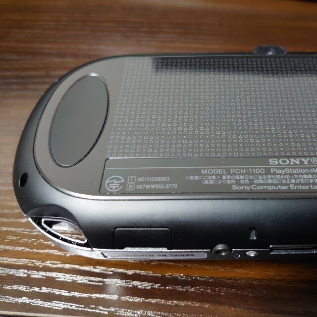 PlayStation Vita(プレイステーションヴィータ)の【中古】PlayStationVITA 本体  PCH-1100 ＋4GB エンタメ/ホビーのゲームソフト/ゲーム機本体(携帯用ゲーム機本体)の商品写真