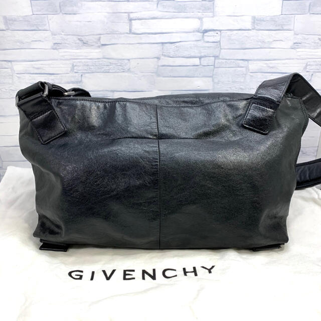 GIVENCHY(ジバンシィ)の専用良品　ジバンシー   GVENCHY レザー　ショルダーバッグ メンズのバッグ(ショルダーバッグ)の商品写真