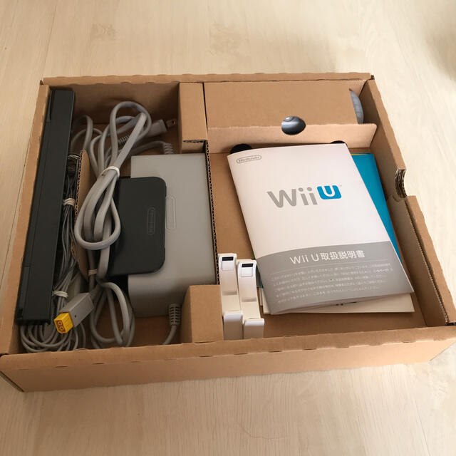 Wii U(ウィーユー)のWii U すぐに遊べるマリオカート8セット（シロ）/Wii U/WUPSWAG エンタメ/ホビーのゲームソフト/ゲーム機本体(家庭用ゲーム機本体)の商品写真