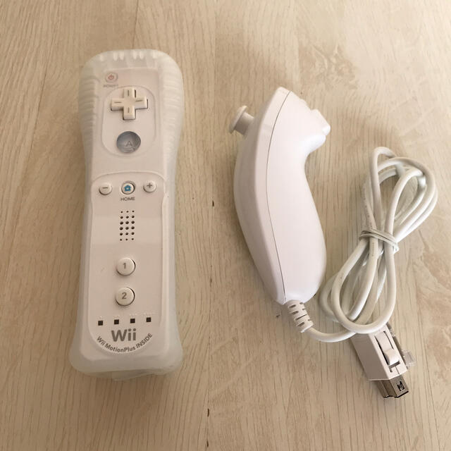 Wii U(ウィーユー)のwiiリモコンプラス　ヌンチャク　セット エンタメ/ホビーのゲームソフト/ゲーム機本体(その他)の商品写真