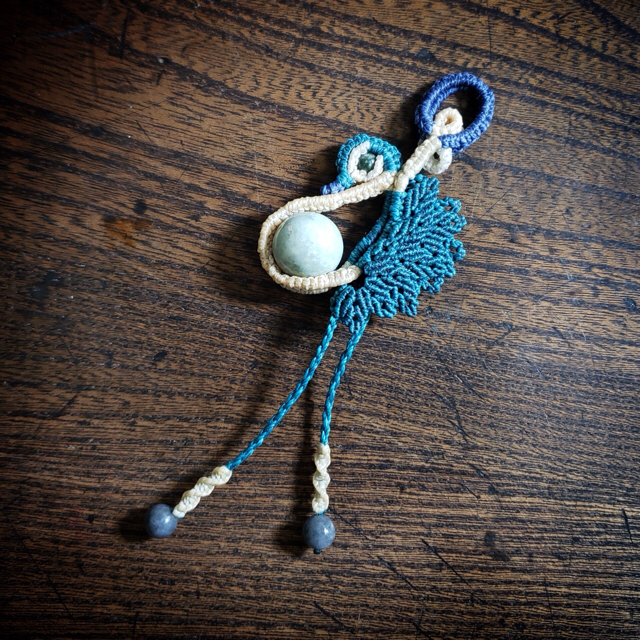 「翡翠」鳥デザイン　マクラメ編みネックレス ハンドメイドのアクセサリー(ネックレス)の商品写真