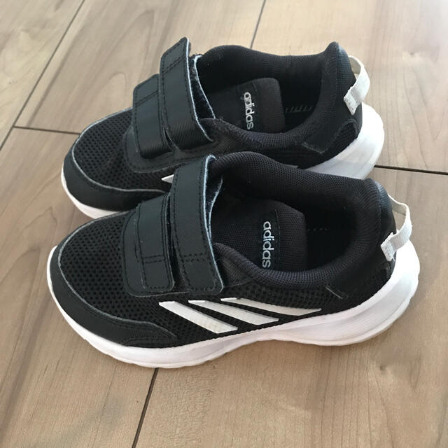 adidas(アディダス)のadidas 黒　スニーカー　15cm キッズ/ベビー/マタニティのキッズ靴/シューズ(15cm~)(スニーカー)の商品写真