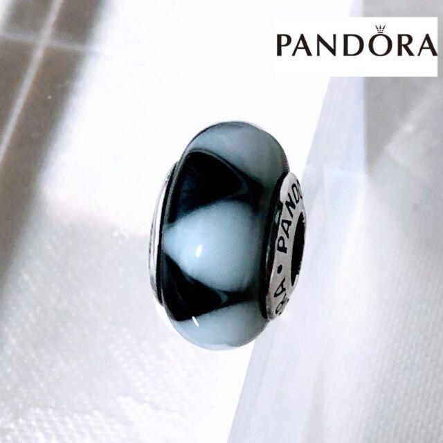 SWAROVSKI(スワロフスキー)の【新品】PANDORA パンドラ コラボ　三角　スクエア　チャーム　白黒 レディースのアクセサリー(チャーム)の商品写真