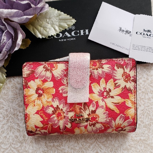 COACH(コーチ)のCOACH財布　可愛いい花柄 レディースのファッション小物(財布)の商品写真