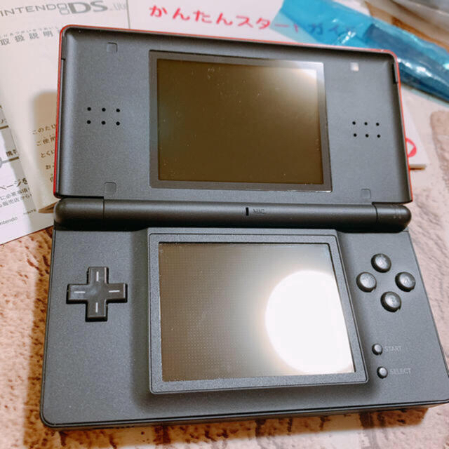 ニンテンドーDS(ニンテンドーDS)のNintendo DS lite 本体 クリムゾン ブラック 極美品 エンタメ/ホビーのゲームソフト/ゲーム機本体(携帯用ゲーム機本体)の商品写真