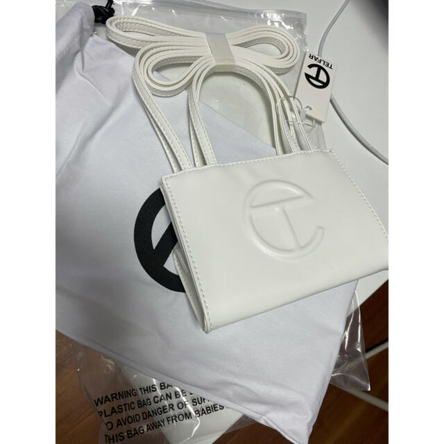 最終値下げtelfar バッグ　ホワイト　Sサイズ　新品 レディースのバッグ(ショルダーバッグ)の商品写真