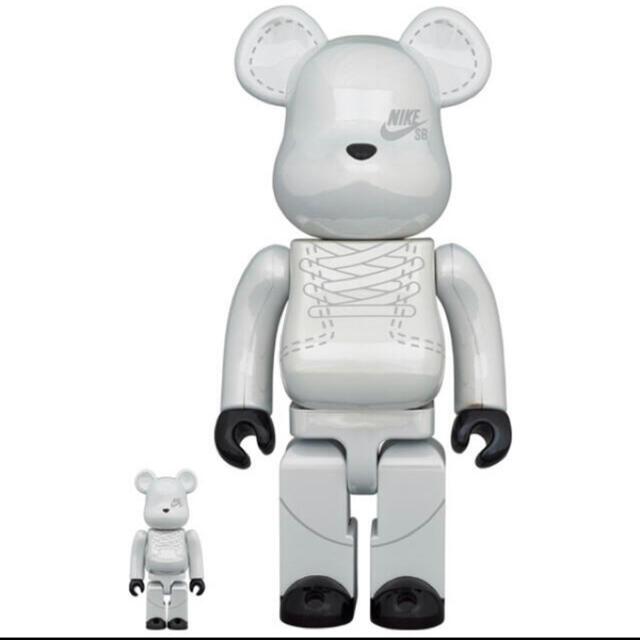 MEDICOM TOY(メディコムトイ)のBE@RBRICK×NIKE SB 2020 WHITE 100％ & 400％ エンタメ/ホビーのおもちゃ/ぬいぐるみ(キャラクターグッズ)の商品写真