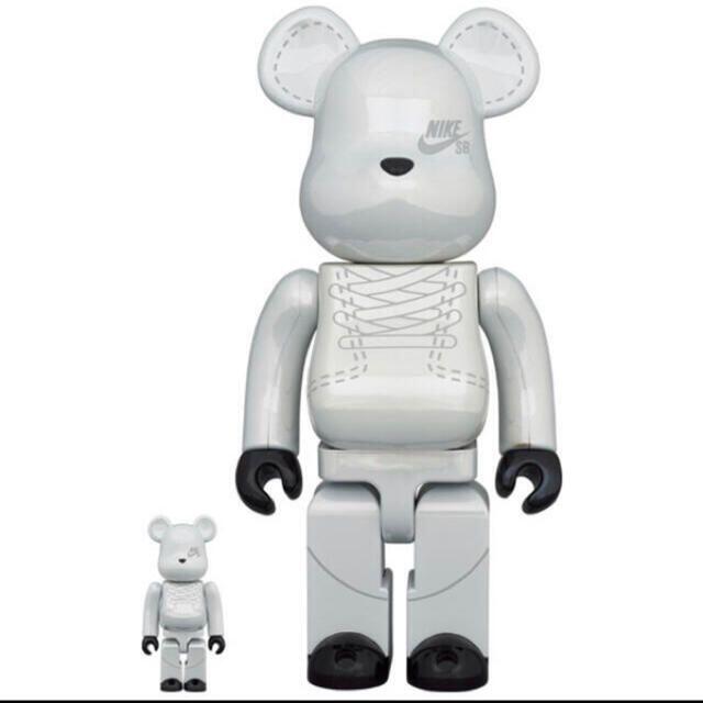 MEDICOM TOY(メディコムトイ)のBE@RBRICK NIKE SB 2020 WHITE 100％ & 400％ エンタメ/ホビーのおもちゃ/ぬいぐるみ(キャラクターグッズ)の商品写真