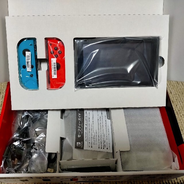 Nintendo Switch(ニンテンドースイッチ)の任天堂スイッチ 新型 美品 エンタメ/ホビーのゲームソフト/ゲーム機本体(家庭用ゲーム機本体)の商品写真