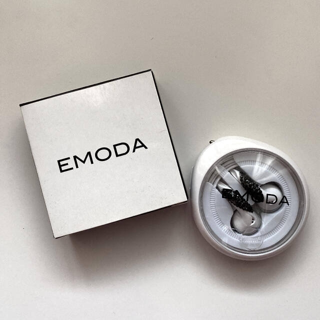 EMODA(エモダ)の【新品未使用】EMODA エモダ　イヤホン　ノベルティ スマホ/家電/カメラのオーディオ機器(ヘッドフォン/イヤフォン)の商品写真