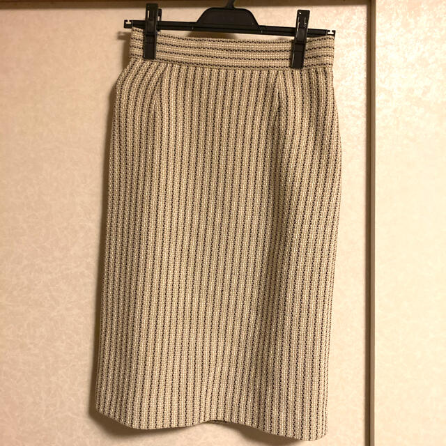 INED(イネド)の新品　INEDベージュ織　タイトスカート レディースのスカート(ひざ丈スカート)の商品写真