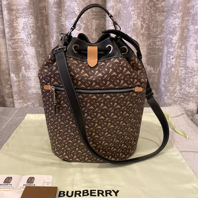 BURBERRY(バーバリー)の＊新品【Burberry】モノグラムEキャンバス＆レザー ドローコードトート＊ レディースのバッグ(トートバッグ)の商品写真