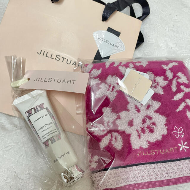 JILLSTUART(ジルスチュアート)の【新品❗️】ジルスチュアート　ハンカチ シーズナルリミテッド ＆ ハンドクリーム コスメ/美容のボディケア(ハンドクリーム)の商品写真