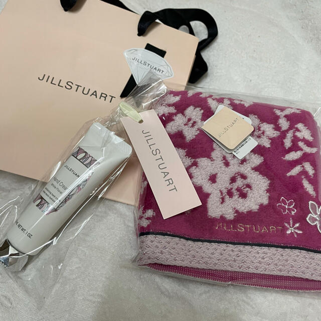 JILLSTUART(ジルスチュアート)の【新品❗️】ジルスチュアート　ハンカチ シーズナルリミテッド ＆ ハンドクリーム コスメ/美容のボディケア(ハンドクリーム)の商品写真