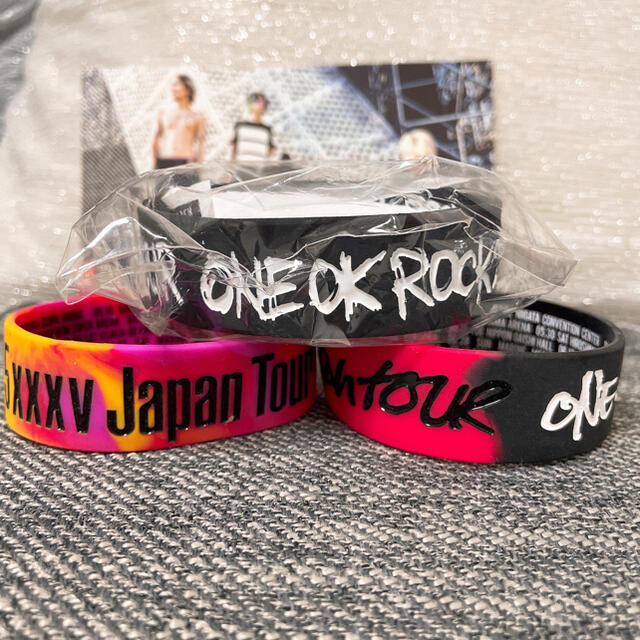 ONE OK ROCK(ワンオクロック)のワンオク♡ラバーバンド3つ ポストカード付き エンタメ/ホビーのタレントグッズ(ミュージシャン)の商品写真