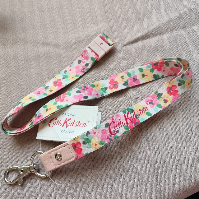 Cath Kidston(キャスキッドソン)の【新品】キャス・キッドソンランヤードペインテッドパンジークリーム スマホ/家電/カメラのスマホアクセサリー(ネックストラップ)の商品写真