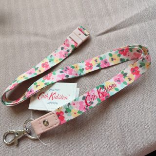 キャスキッドソン(Cath Kidston)の【新品】キャス・キッドソンランヤードペインテッドパンジークリーム(ネックストラップ)