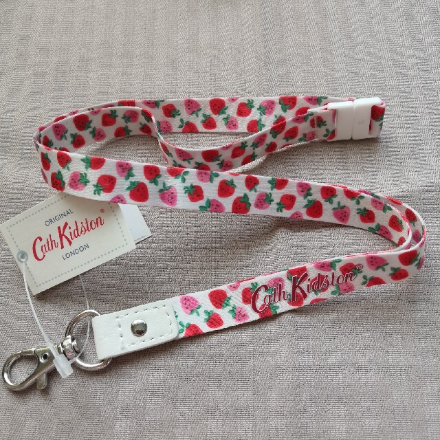 Cath Kidston(キャスキッドソン)の【新品】２個700円！キャスキッドソン☆ランヤード ストロベリー クリーム スマホ/家電/カメラのスマホアクセサリー(ネックストラップ)の商品写真