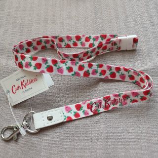 キャスキッドソン(Cath Kidston)の【新品】２個700円！キャスキッドソン☆ランヤード ストロベリー クリーム(ネックストラップ)