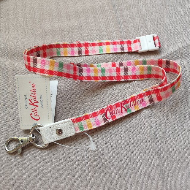 Cath Kidston(キャスキッドソン)の【新品】キャス・キッドソンランヤードギンガムチェックウォームクリーム スマホ/家電/カメラのスマホアクセサリー(ネックストラップ)の商品写真