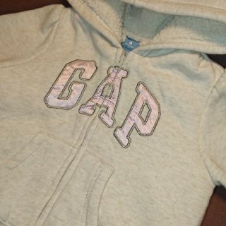 ベビーギャップ(babyGAP)のGAP ギャップカラフル かわいい 中 ボア 付き パーカー80 女の子(ジャケット/コート)