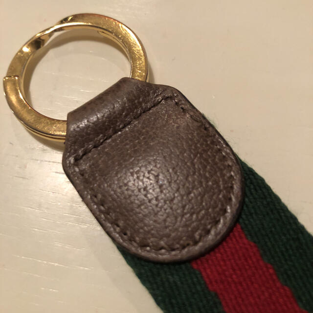 Gucci(グッチ)のグッチ　キーホルダー キーリング　ゴールド　グリーン　赤　緑 メンズのファッション小物(キーホルダー)の商品写真