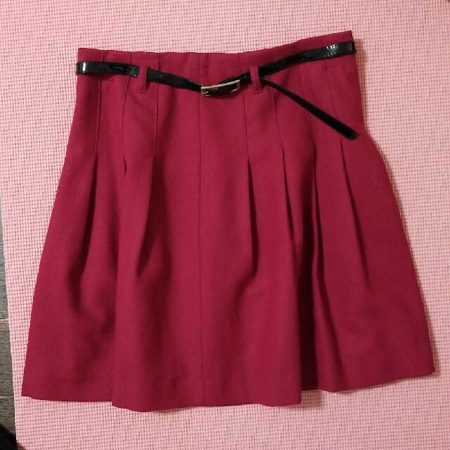 M.deux(エムドゥー)のエムドゥ　スカート　赤 レディースのスカート(ひざ丈スカート)の商品写真