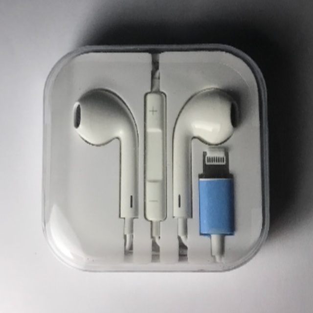 iPhone(アイフォーン)のライトニングケーブルBluetooth2個 ワイヤレスBluetooth1個 スマホ/家電/カメラのオーディオ機器(ヘッドフォン/イヤフォン)の商品写真