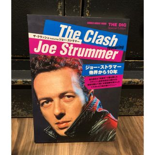 ジョーストラマー本と、THE CLASHのバッジ(ミュージシャン)