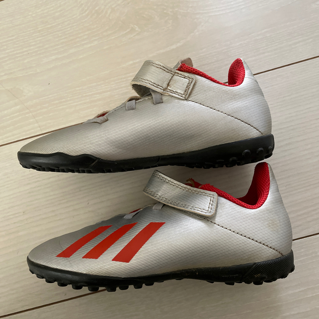 adidas(アディダス)のアディダス　サッカー　フットサル　シューズ　キッズ キッズ/ベビー/マタニティのキッズ靴/シューズ(15cm~)(その他)の商品写真