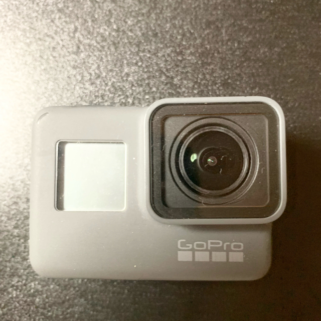 GoPro(ゴープロ)の【SDカード&自撮り棒付】GoPro HERO5 BLACK  スマホ/家電/カメラのカメラ(コンパクトデジタルカメラ)の商品写真