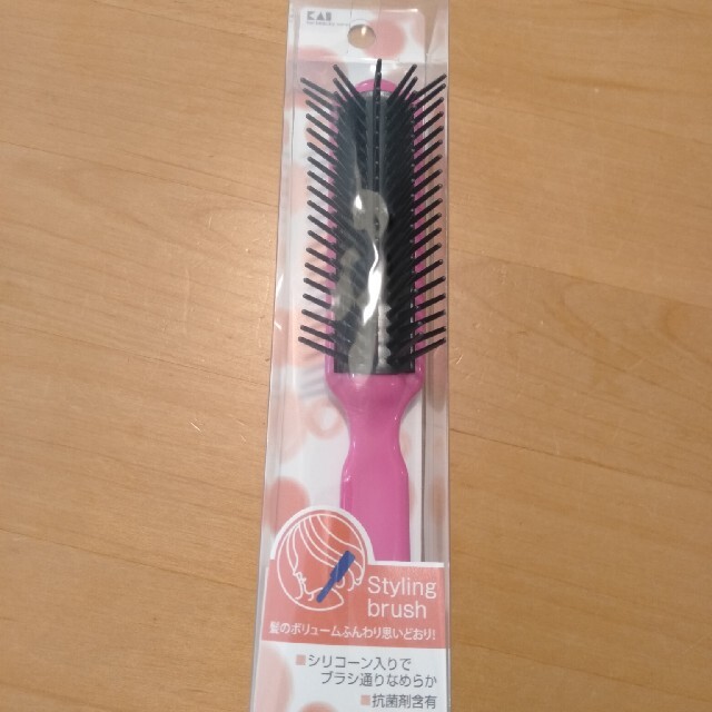 貝印(カイジルシ)のKAI スタイリングブラシ　新品 コスメ/美容のヘアケア/スタイリング(ヘアブラシ/クシ)の商品写真