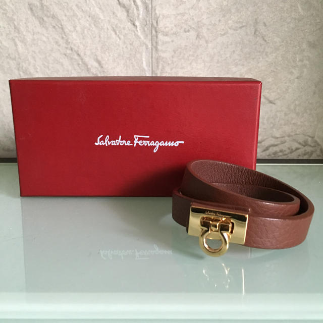 Salvatore Ferragamo(サルヴァトーレフェラガモ)のフェラガモ 二重巻き 革ブレスレット レディースのアクセサリー(ブレスレット/バングル)の商品写真