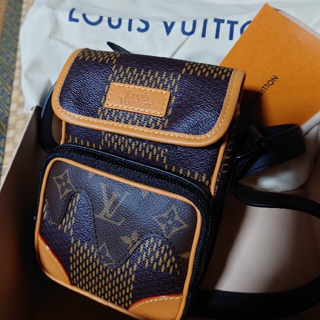 LOUIS VUITTON(ルイヴィトン)のlouis vuitton nigo AMAZONE MESSENGER Bag メンズのバッグ(ショルダーバッグ)の商品写真