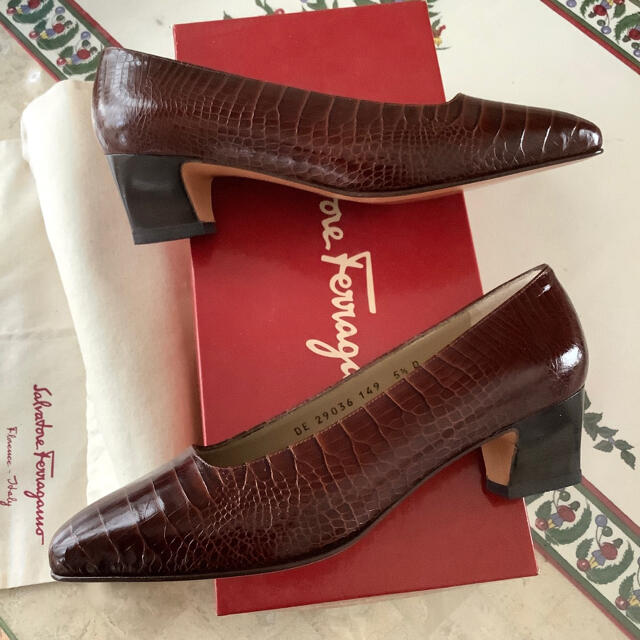 Salvatore Ferragamo(サルヴァトーレフェラガモ)の試着のみ新品!フェラガモ 極上クロコカーフ 踵トップヴィブラム 23㎝ レディースの靴/シューズ(ハイヒール/パンプス)の商品写真