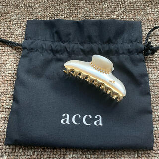アッカ(acca)の店舗限定aマーク　保存袋付き　acca ニューコラーナ　ホワイト　中　(バレッタ/ヘアクリップ)