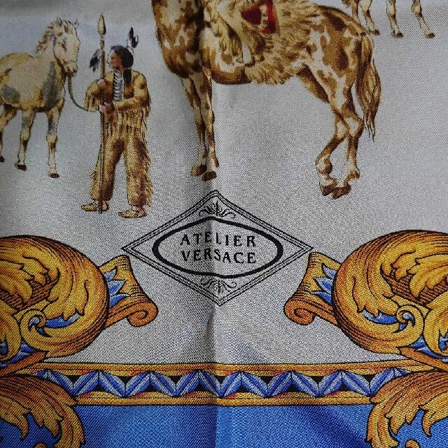 VERSACE(ヴェルサーチ)のヴェルサーチ  アトリエヴェルサーチ スカーフ レディースのファッション小物(バンダナ/スカーフ)の商品写真