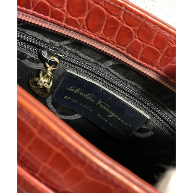 Salvatore Ferragamo(サルヴァトーレフェラガモ)のサルヴァトーレ フェラガモ ショルダーバッグ クロコ型押し  カラー（レッド） レディースのバッグ(ショルダーバッグ)の商品写真