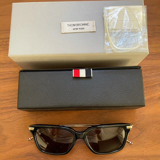 THOM BROWNE(トムブラウン)のTHOM BROWNE（トムブラウン） TB-701-A-BLK-GLD-53 メンズのファッション小物(サングラス/メガネ)の商品写真