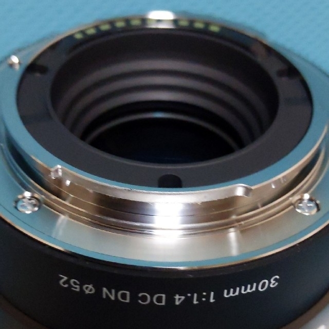 SIGMA(シグマ)の美品　シグマ　SIGMA　30mm F1.4 DC DN プロテクター付 スマホ/家電/カメラのカメラ(レンズ(単焦点))の商品写真