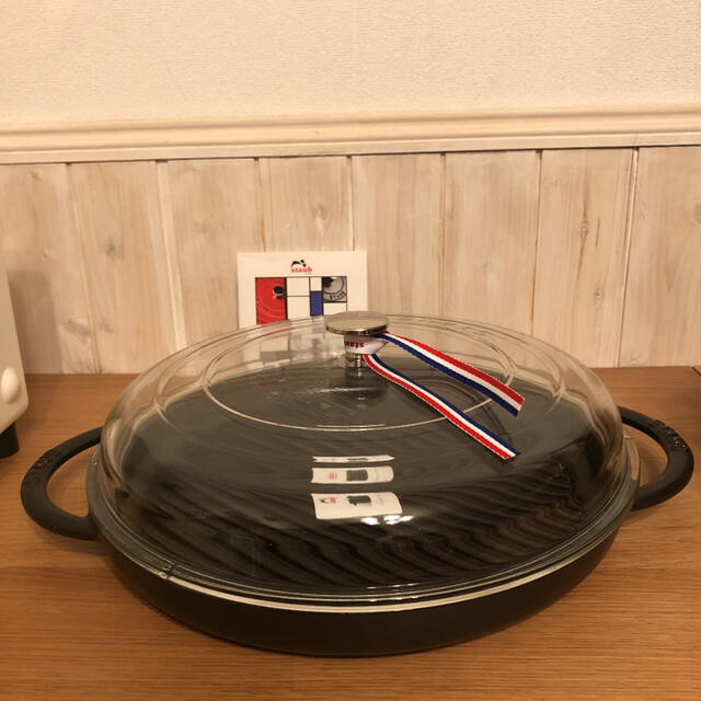 STAUB(ストウブ)の新品staub スチームグリル　ブラック★三角鍋つかみ付き インテリア/住まい/日用品のキッチン/食器(鍋/フライパン)の商品写真